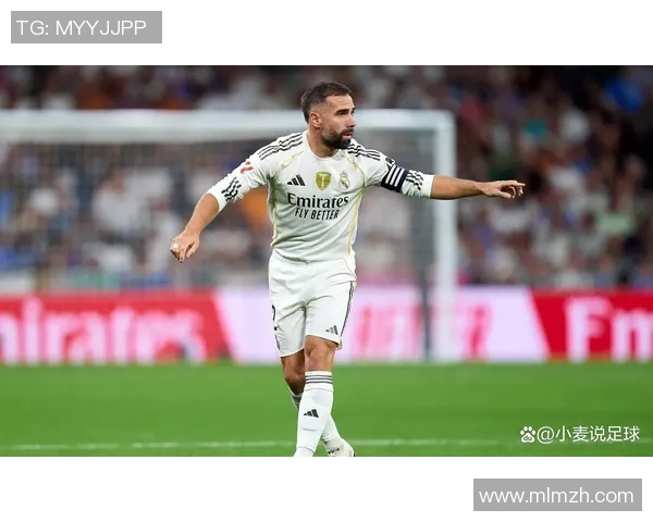 足球明星挥舞纸张展现力量与决心的背后故事分析